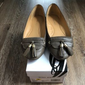 Nine West ‘Drafter’ olive leather flat in size 6.5